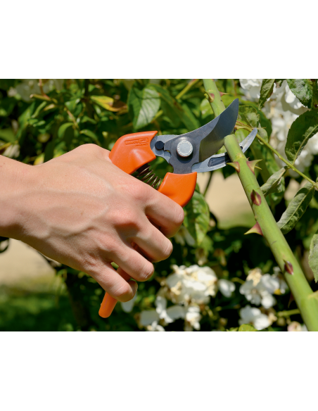 Podadera Bahco PG-12-F cortando arbustos en jardín